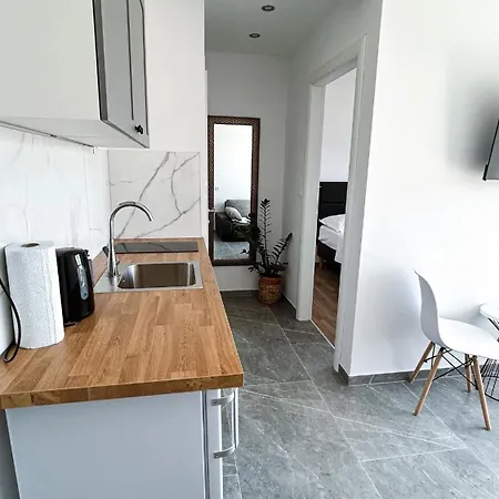 With Parking Space Kastel Stafilic, - 22533 アパート